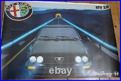 Alfa Romeo GTV 2.0 vers 1980 Affiche Originale Automobile Alfa Romeo GTV 2.0 vers 1980 Affiche Originale Automobile